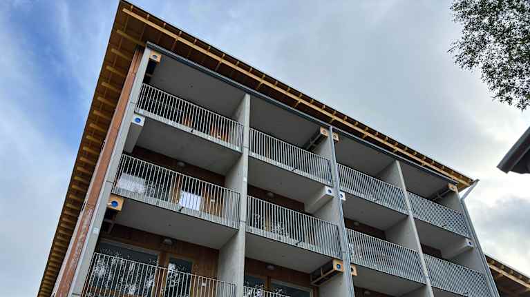 Kerrostalon ikkunoita ja parvekkeita.