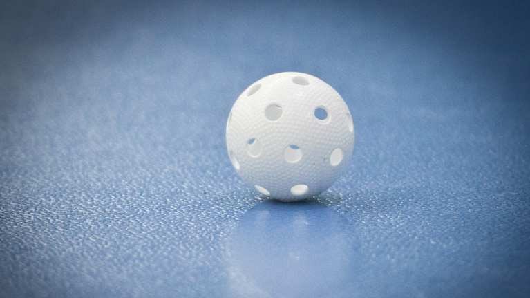 Salibandypallo kentällä.