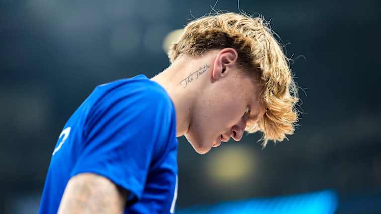 Miikka Muurinen Serbia-ottelun verryttelyssä.