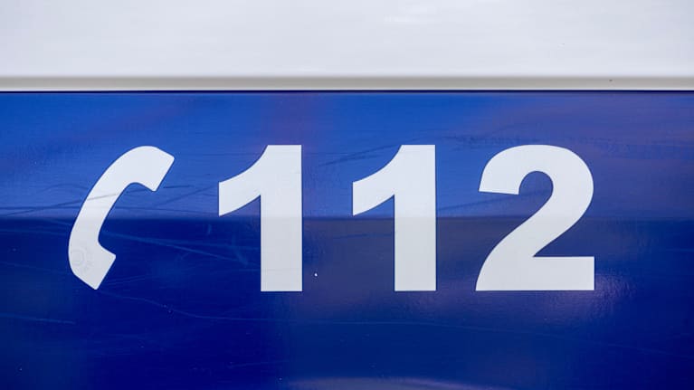 112 teippaus poliisiauton kyljessä.