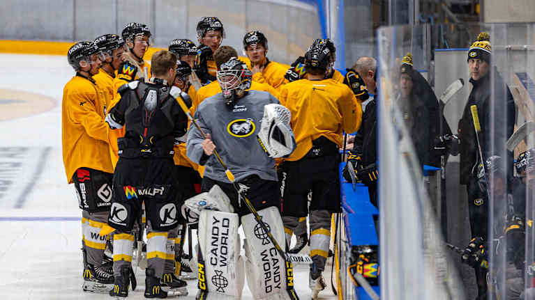 Kärppien joukkue kokoontuu jääharjoituksissa vaihtoaiton edessä.