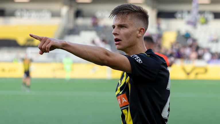 Adrian Svanbäck lähikuvassa.