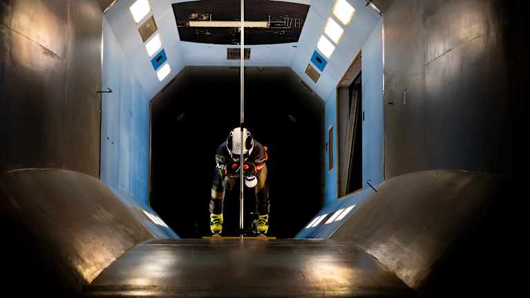 Elian Lehto Otaniemen tuulitunnelissa.