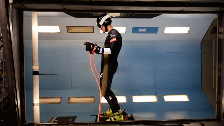 Elian Lehto Otaniemen tuulitunnelissa.