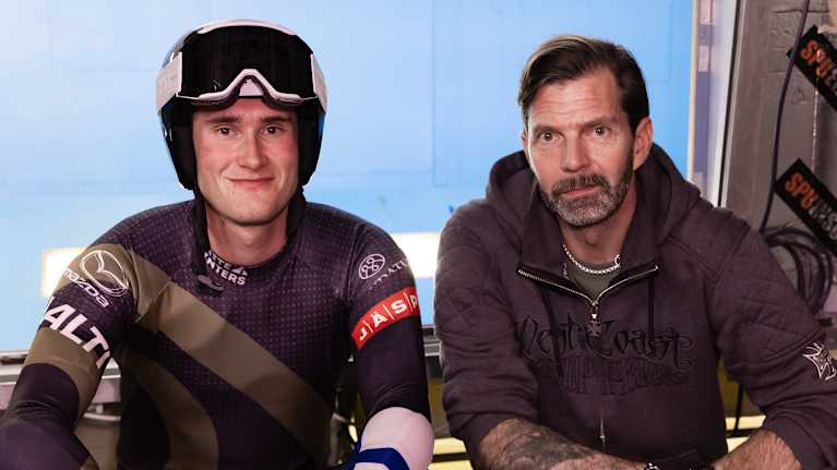 Elian Lehto ja Janne Ahonen Otaniemen tuulitunnelissa. Tuulitunnelin seinä sininen.