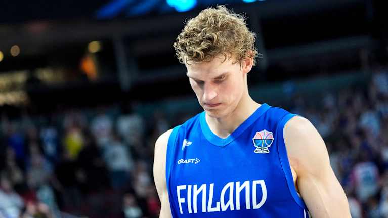 Lauri Markkanen pettyneenä koripallon EM-välierässä.