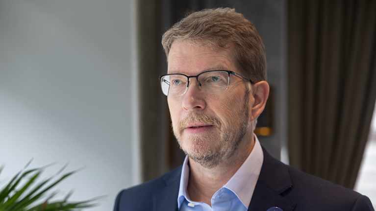 Rami Raulas seisoo ikkunan vieressä.