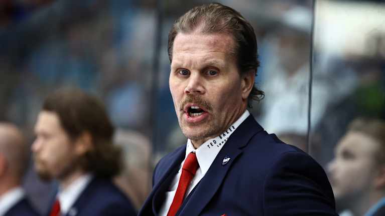 Olli Jokinen HIFK:n penkin takana Pelicansia vastaan 13.09.2025.