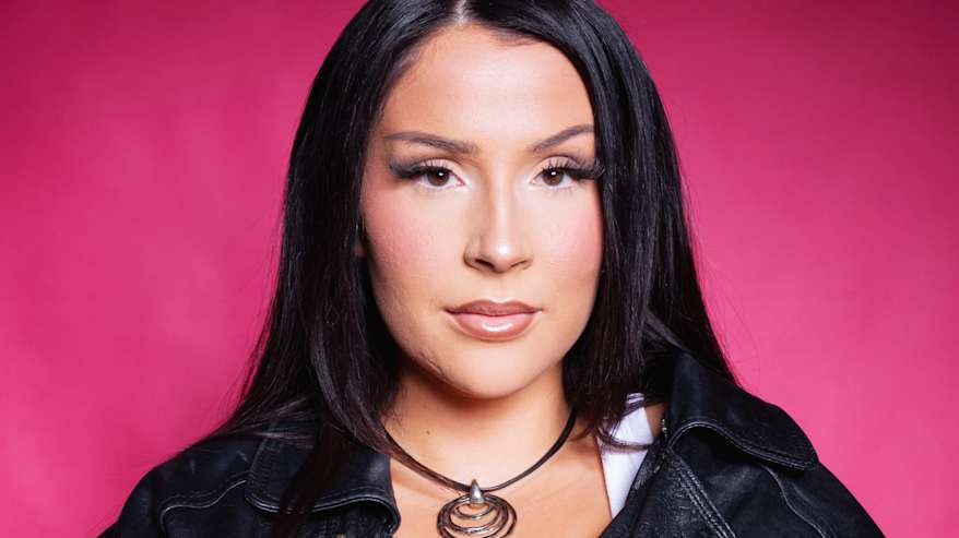 Sara Bee katsoo kameraan musta nahkatakki yllään.