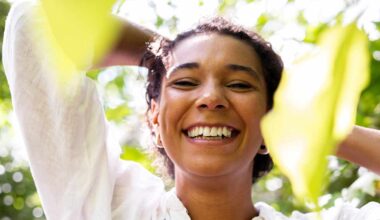 ”Koulussa annettiin ymmärtää, että olen ongelma” – näyttelijä haluaa nyt näyttää, että voi mokata | Yle Kulttuuri