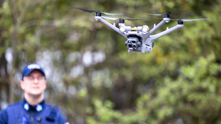 Vanhempi konstaapeli Teppo Koivisto lennättää droonia.