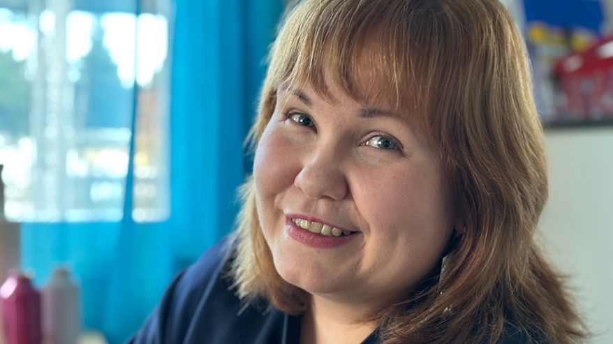 Nainen hymyilee kameralle. Anna Lumikivi. 