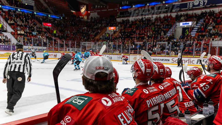 HIFK:n jääkiekkoilijat seuraavat joukkueensa peliä vaihtoaitiossa , Helsingin jäähallissa.