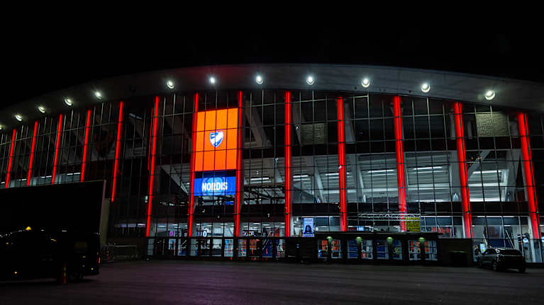 Helsingin jäähalli kuvattuna ulkoa iltaottelun aikana.