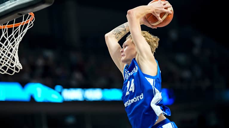 Miikka Muurinen donkkaa EM-kisoissa.