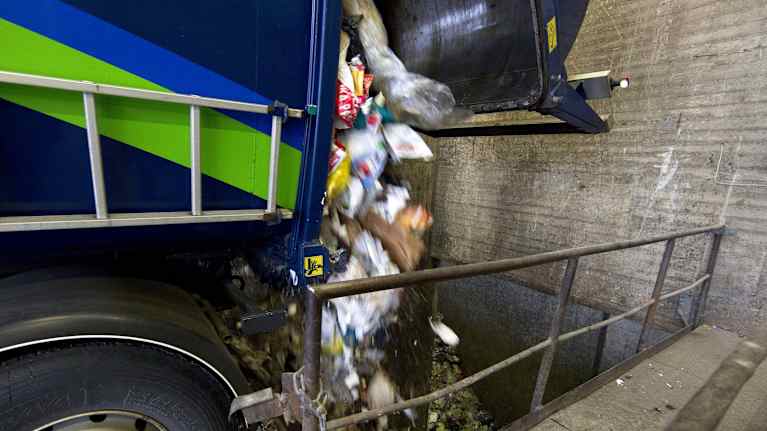 Jäteautosta tiputetaan kuormaa jäteasemalla.