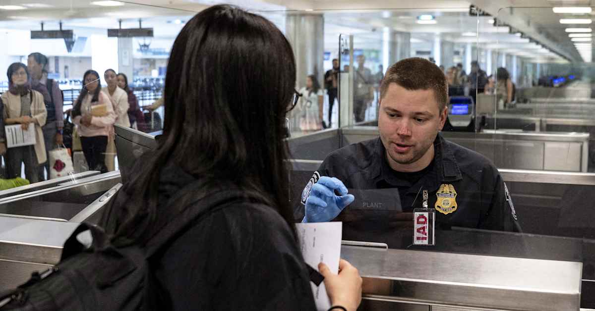 Yhdysvallat vaikeuttaa viisumien saantia kiihtyvään tahtiin – juristi kertoo, voiko uusi jättimaksu koskea suomalaisia | Ulkomaat