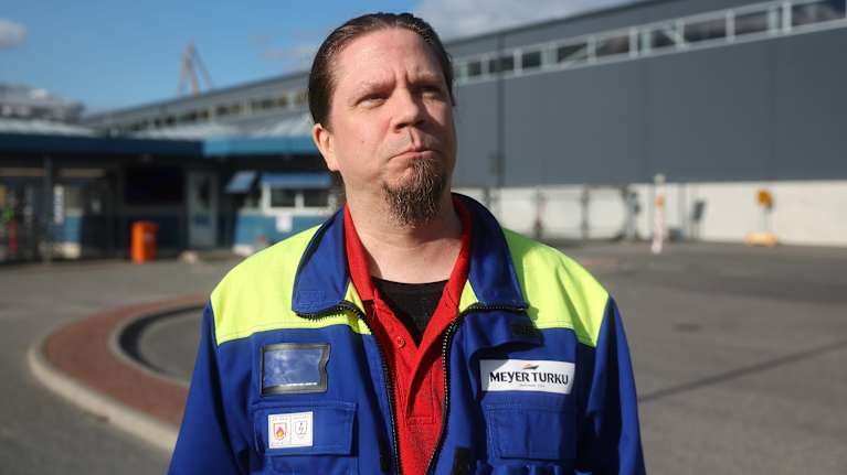 Meyerin Turun telakan pääkuottamusmies Martti Ervasti seisoo telakan porttien ulkopuolella. Hänellä on päällään sinikeltainen työtakki.