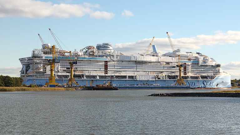 Valmisteilla oleva Legend of The Seas -alus Meyer Turun telakalla.