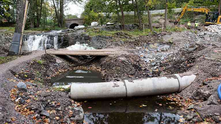 Työmaa-alue, jossa suurinpiirtein näkyy maahan kaivettu kiemurtelevan kalatien pohja.