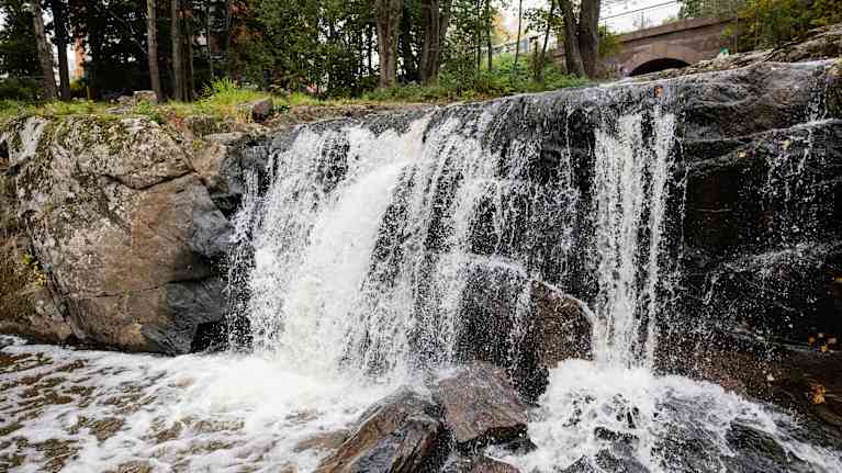 Valkoisena vaahtoava noin kolme metriä korkea koski.
