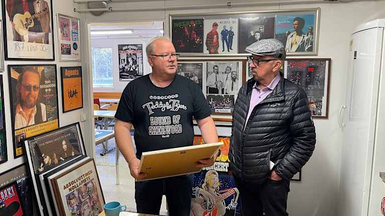 Jarmo Tanskanen ja Jussi Laakkonen katselevat taulua.