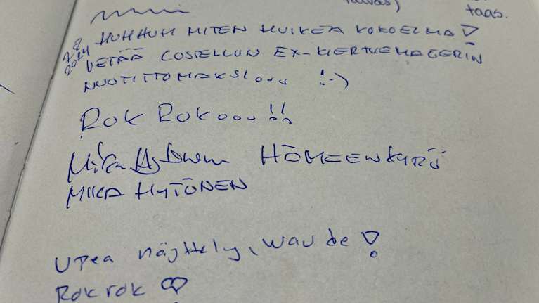 Suomirokkia-näyttelyn vieraskirjassa on ylistäviä arvioita.