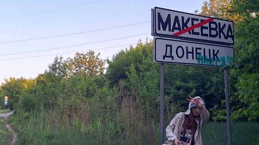 Marta poseeraa Donetskin alueen rajalla.