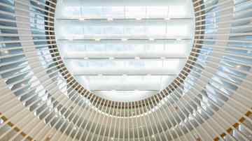 Sisätila johon luonnonvalo tulvii kattoikkunan läpi tuoden esiin kauniin arkkitehtonisen rakenteen.