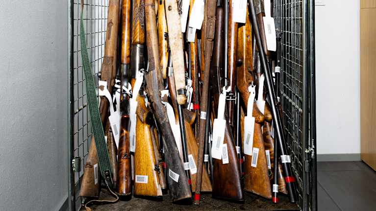 Rullakossa on kymmeniä poliisin keräämia vanhoja aseita.