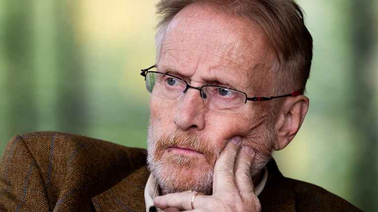 Hannu Harju Helsingin kaupunginteatterin aulassa.