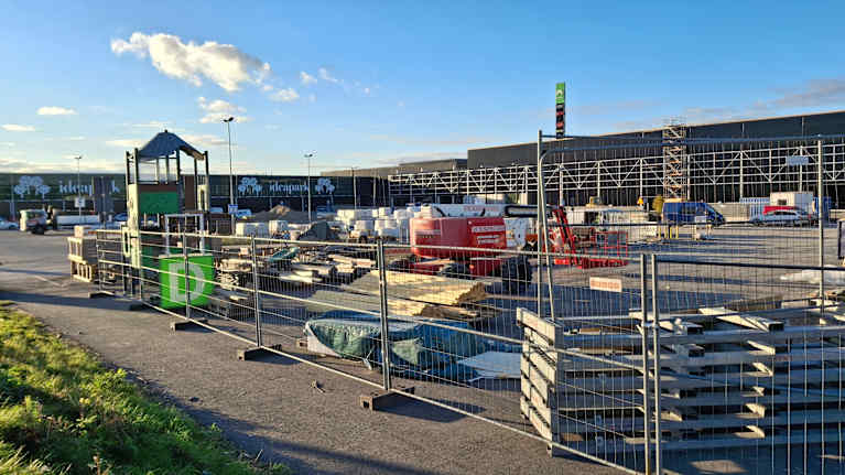 Seinäjoen Ideaparkin kylkeen rakentuu Kärkkäisen tavaratalo, osa parkkipaikasta on työmaa-aluetta.