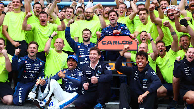 Williamsin tiimi juhli Carlos Sainzin kolmossijaa Bakun GP:ssä syyskuussa 2025. 