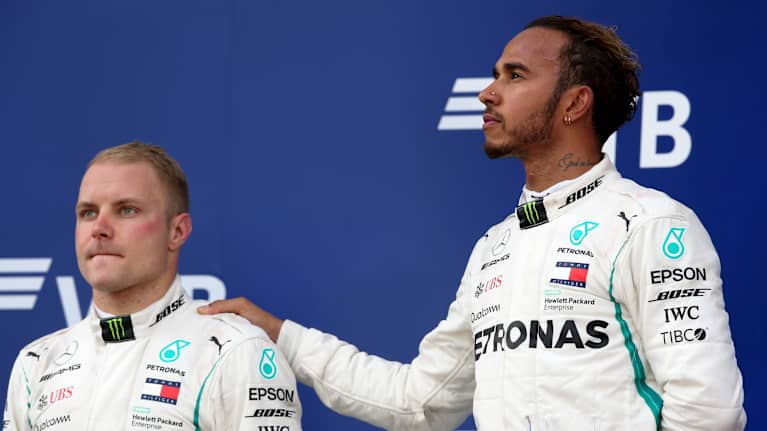 Lewis Hamilton (oik.) lohdutti tallikaveriaan Valtteri Bottasta Venäjän GP:n jälkeen 2018. Hamilton juhli kisan voittoa, Bottas oli toinen.