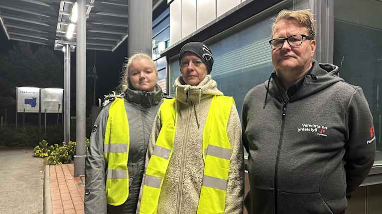 Kolme lakkovahtia seisomassa Huhtamäen Hämeenlinnan tehtaan portilla. 