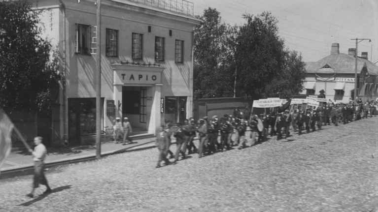 Arkistokuvassa Pohjois-Karjalan työväen maakuntajuhlan marssi elokuvateatteri Tapion ohi 4.7.1937.