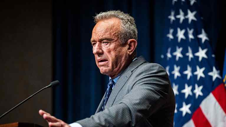 Robert Kennedy Jr. puhuu, taustalla Yhdysvaltain lippu. 