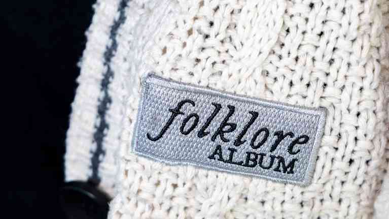 "Taylor Swiftin 'folklore'-albumin neulepaita yhdistettynä 'evermore'-albumia symboloivaan kaulakoruun."