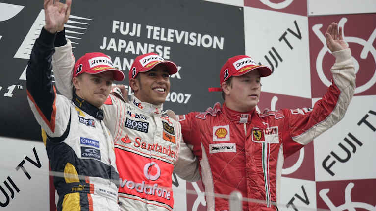 Heikki Kovalainen ja Kimi Räikkönen samaan aikaan palkintokorokkeella.