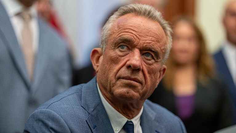 Robert Kennedy Jr. lähikuvassa, aika tuima katse. 