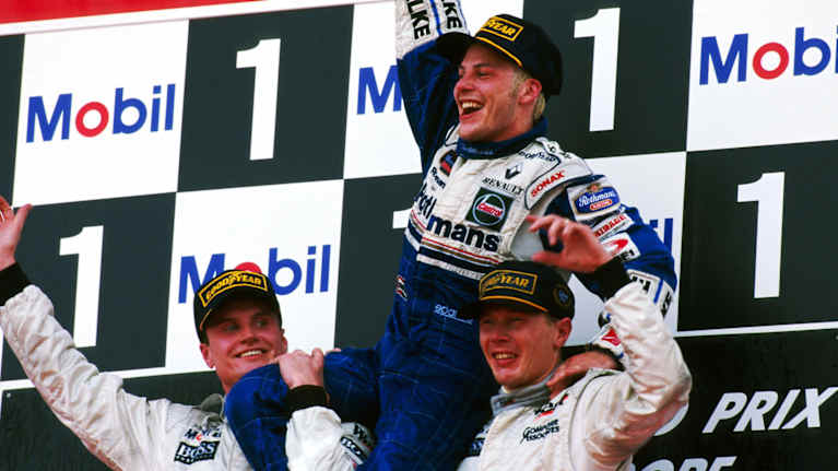 Jacques Villeneuve juhli maailmanmestaruuttaan Mika Häkkisen ja David Coulthardin harteilla vuonna 1997. 