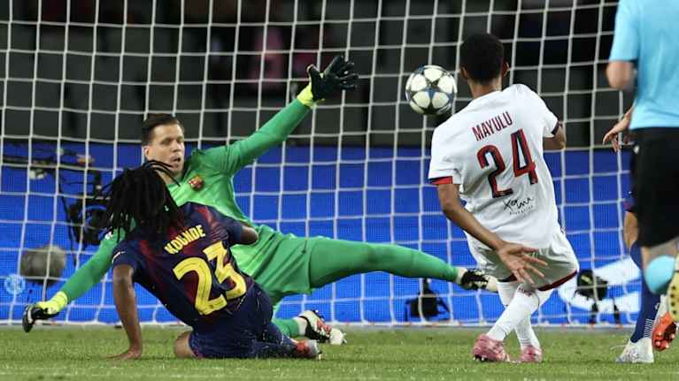 PSG:n keskikenttäpelaaja Senny Mayulu (oik.) viimeistelee 1-1-tasoituksen Barcelonan verkkoon 1.10.2025.