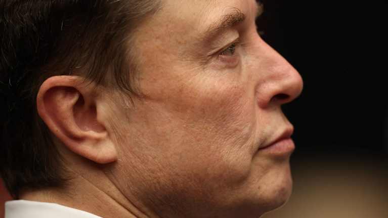 Elon Musk lähikuvassa sivuprofiilista.