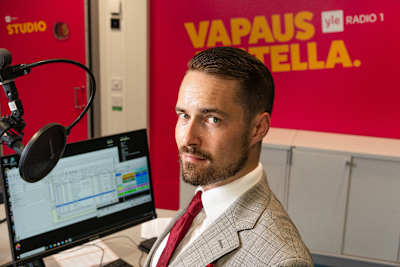 Juontaja Jalmari Laine Yle Radio 1:n studiossa.