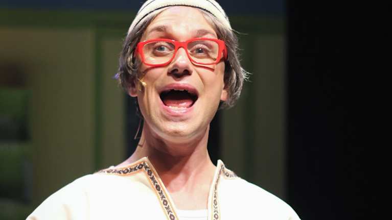 Christoffer Stranbergin roolihahmo esittelee Lasten Kalevala -kirjaa.