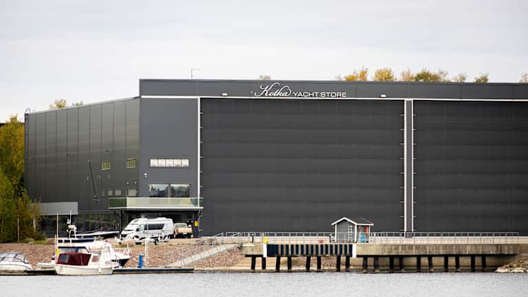 Kotka Yacht store. Suuri hallirakennus meren rannalla.