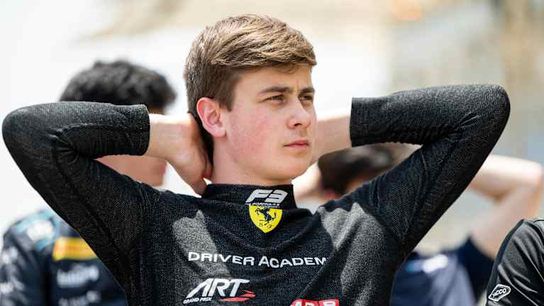 Tuukka Taponen sträcker på sig.