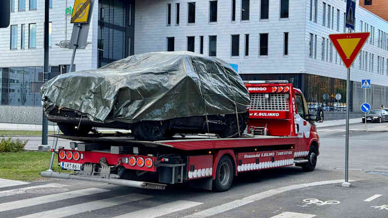 Auto pressun alla ja toisen auton kyydissä.