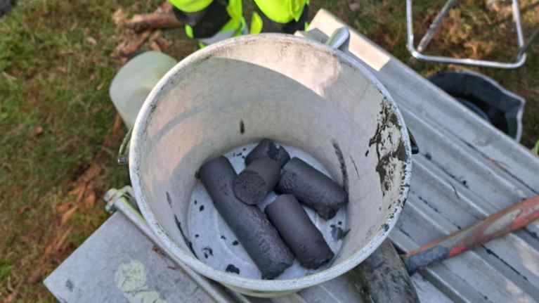 Laukunkankaan suljetun kaivoksen rikastushiekkanäyte ämpärissä. 