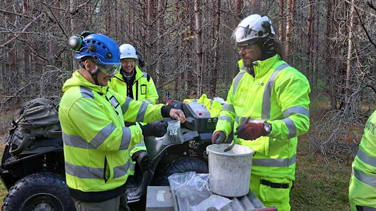  Tutkimusassistentti Juha Vuohelainen ja geologi Matti Kinnunen pussittavat rikastushiekkanäytteitä. Taustalla tutkija Johanna Tepsell.